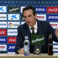 Emery atiza a Piqué para quejarse del árbitro y el central le responde