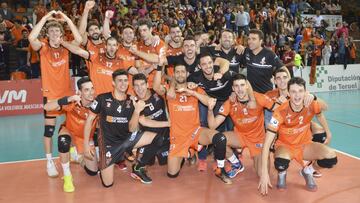 Los jugadores del Club Voleibol Teruel celebran el t&iacute;tulo de la Supercopa de Espa&ntilde;a conseguido ante el Unicaja Almer&iacute;a en el pabell&oacute;n turolense de Los Planos.