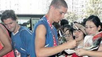 <b>DÚO ATACANTE. </b>Mista y Torres fueron ayer dos de los más perseguidos por los cazautógrafos chinos.