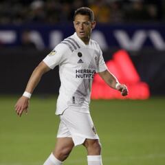 Barros Schelotto mandó a la banca a Chicharito porque estaba mejor Yony González