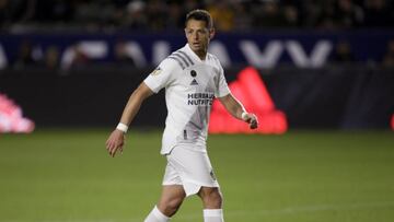El entrenador de LA Galaxy decidió mandar a la banca al mexicano tras una racha de seis derrotas consecutivas; el motivo, jugar con un solo delantero centro.