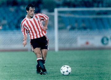 Visti車 la camiseta del Osasuna entre 1985 y 1988, y en 1999. Jug車 con el Athletic Club desde 1994 hasta 1998.