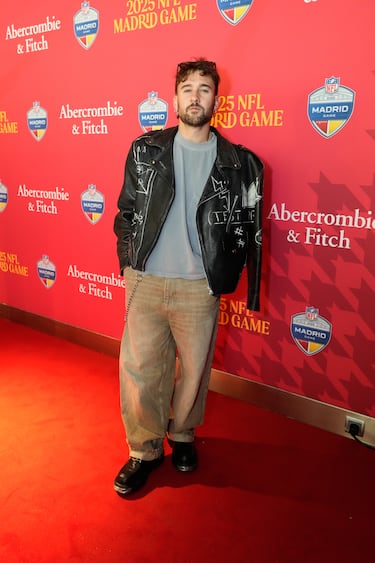 Dani Fernández posa en la alfombra roja previa al partido.