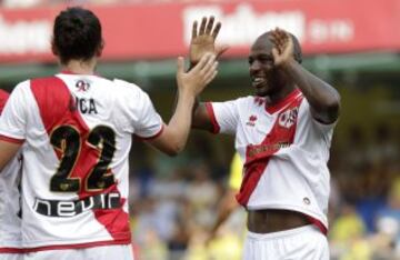 El delantero francés de Rayo Vallecano Gaël Kakuta (d) celebra con su compañero, el delantero portugués "Licá" Pereira (i), el primer gol del equipo frente al Villarreal.