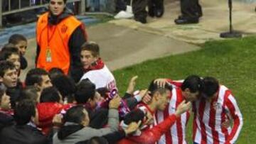 <b>EL DEBUT. </b>Pizzi celebra junto a la grada y con sus compañeros Reyes y Arda Turan su primer gol en Liga con la camiseta rojiblanca.