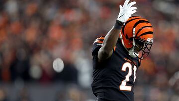 CINCINNATI, OHIO - JANUARY 15: Cornerback Mike Hilton #21 of the Cincinnati Bengals motions to the crowd in the fourth quarter against the Baltimore Ravens during the AFC Wild Card playoff game at Paycor Stadium on January 15, 2023 in Cincinnati, Ohio. Rob Carr/Getty Images/AFP (Photo by Rob Carr / GETTY IMAGES NORTH AMERICA / Getty Images via AFP)