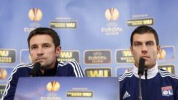 El entrenador del Olympique, Remi Garde (i) y el jugador Remy Vercoutre.