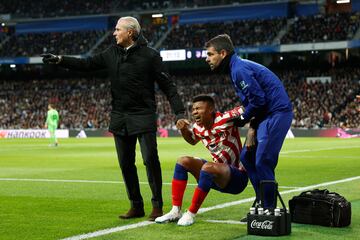 El defensa del Atl¨¦tico de Madrid Reinildo Mandava se lesiona durante el partido de la jornada 23 de LaLiga que enfrenta al Real Madrid y al Atl¨¦tico de Madrid.