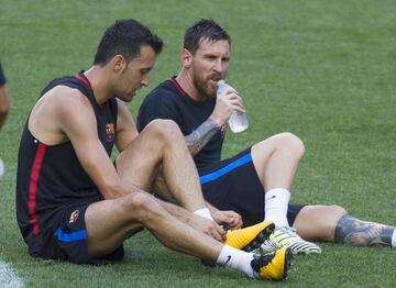 Busquets y Messi.