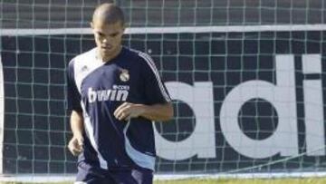 <b>TRANQUILIDAD.</b> El central portugués del Real Madrid, Pepe, mando un mensaje de tranquilidad y dijo que no están preocupados por su situación en Liga de Campeones, a pesar de la dolorosa derrota ante la Juventus.