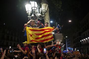 Cientos de aficionados del Ftbol Club Barcelona celebran en la fuente de Canaletas, uno de los lugares emblemticos de la ciudad, la conquista de LaLiga 2025 tras la victoria 2-0 sobre el RCD Espanyol.