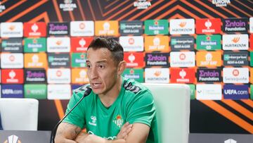 SEVILLA, 08/11/2023.- El jugador del Betis Andrés Guardado durante la rueda de prensa tras el entrenamiento de la plantilla realizado este miércoles previo al partido de vuelta de la Liga Europa que disputará mañana jueves contra el equipo chipriota Aris Limassol en el grupo C en la cuarta jornada de la fase de grupos de la UEFA Europa League 2023/2024 en el Estadio Benito Villamarín (Sevilla). EFE/José Manuel Vidal
