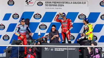 Sesión de música en el podio de MotoGP para Márquez, Bagnaia y Bezzechi.