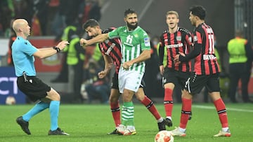 Instante en el que Fekir golpea a Demirbay.