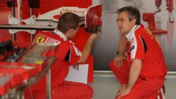 No se rinden. Pat Fry (derecha) conversa con otro ingeniero.