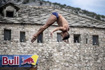 Jonathan Paredes desde la plataforma del puente Stari Most.