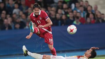 Serbia&#039;s midfielder Sasa Lukic (L) and Spain&#039;s midfielder Mikel Merino vie for the ball during the UEFA U-21 European Championship Group B football match Serbia v Spain in Bydgoszcz, Poland on June 23, 2017.  / AFP PHOTO / ROMAN BOSIACKI SELECCION ESPA&Ntilde;OLA ESPA&Ntilde;A SUB21 - SERBIA