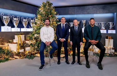 Florentino Pérez, presidente del Real Madrid junto a Sergio Scariolo, entrenador del Real Madrid de Baloncesto, y Sergio Llull y Walter Tavares, capitanes.