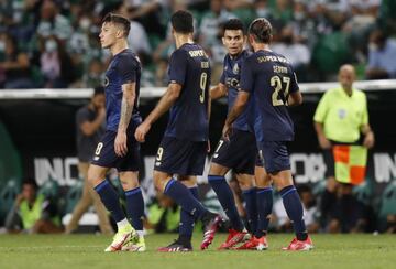 Los jugadores del Oporto celebran el gol al Sporting.