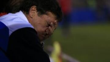 Julio César Falcioni se lamenta en la derrota ante Barnechea en Santiago.