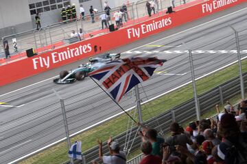 Mercedes' Finnish driver Valtteri Bottas crosses the finish line to win the Formula One Austria Grand Prix at the Red Bull Ring in Spielberg, on July 9, 2017. / AFP PHOTO / JOE KLAMAR