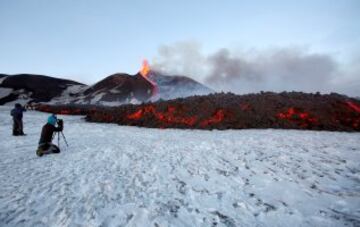 Turistas y fotógrafos no pueden resistirse a inmortalizar la erupción del Etna