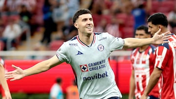 Cruz Azul's Argentine forward #20 Jose Paradela celebrates scoring his team's first goal during the Liga MX Apertura football tournament match between Guadalajara and Cruz Azul at the Akron Stadium in Zapopan, Jalisco state, Mexico on August 30, 2025. (Photo by Ulises Ruiz / AFP)