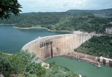 La Presa de Kariba es una de las obras de ingeniería más imponentes y complejas de África, ubicada en el desfiladero de Kariba sobre el río Zambeze, en la frontera entre Zambia y Zimbabue. Kariba es una presa de arco de hormigón. Su mayor hito es que creó el Lago Kariba, que sigue siendo el embalse más grande del mundo por volumen de agua. Es la principal fuente de energía hidroeléctrica para ambos países, alimentando industrias clave como la minería de cobre en Zambia.