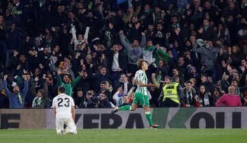 1-1. Sergio Canales celebró el gol del empate tras ser validado por el VAR.