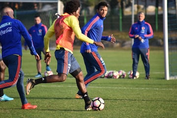 Carlos Sánchez domina el balón en el entrenamiento de Colombia