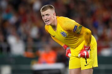 El portero del Everton de 24 años fue el héroe en el Mundial, con sólo catorce partidos en la selección ya se ha consolidado aunque está lejos de otros porteros míticos ingleses y da la sensación de que se aprovecha de un gran vacío. Muy ágil aunque tiene algunos problemas en los balones por alto.