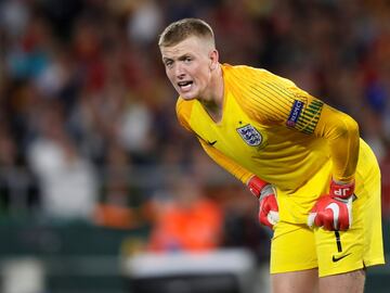 El portero del Everton de 24 años fue el héroe en el Mundial, con sólo catorce partidos en la selección ya se ha consolidado aunque está lejos de otros porteros míticos ingleses y da la sensación de que se aprovecha de un gran vacío. Muy ágil aunque tiene algunos problemas en los balones por alto.