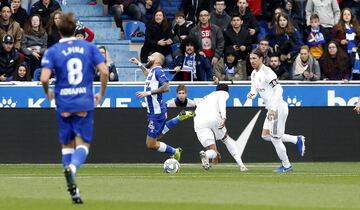 La polémica de la primera parte. Aleix Vidal pidió penalti de Militao pero el colegio interpretó que se tiró u vio la amarilla. 