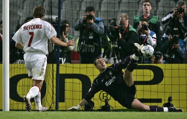 El portero polaco es una leyenda red al detener 2 penaltis en la tanda en la final contra el Milan, uno a Pirlo y otro a Shevchenko. 