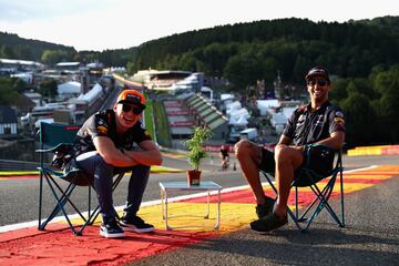 Verstappen y  Daniel Ricciardo durante las entrevistas previas a la clasificación del GP de Bélgica. 