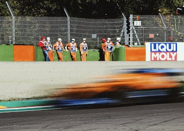 Operarios observan los entrenamientos en el Gran Premio de Emilia Romagna. 