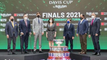 Gerard Piqu&eacute;, junto a Isabel D&iacute;az Ayuso, Jos&eacute; Luis Mart&iacute;nez Almeida, Miguel D&iacute;az, Albert Costa y Jos&eacute; Manuel Franco en la presentaci&oacute;n de las finales de la Copa Davis 2021.