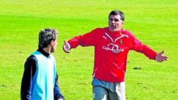 <b>A VOCES. </b>Típica imagen, con Mendilibar corrigiendo a sus hombres, en este caso a Pedro López.