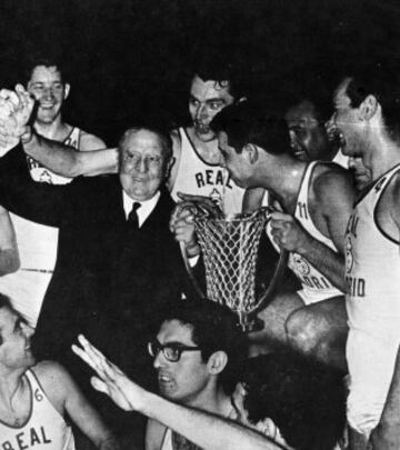 Carlos Sevillano, capit¨¢n del Real Madrid, hace entrega de la Copa de Europa de baloncesto a su presidente Santiago Bernab¨¦u