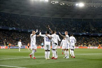 Vinicius y Rodrygo se dan un festín en el cuarto encuentro de la fase de grupos de la Champions League: el primero marca dos goles y cede otro más al segundo, ante un Shakhtar que no sabe cómo frenar el ataque madridista. Uno de los goles de Vinícius es una formidable jugada personal en la que se deshace de un par de zagueros rivales antes de anotar.