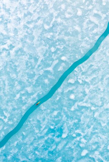"Una capa de hielo se parte por la mitad, permitiendo un peque?o paso para la exploraci¨®n. Con un solo carril de una direcci¨®n, ofrece una mirada al poder¨ªa y la grandeza de la naturaleza". Menci¨®n en Nature.