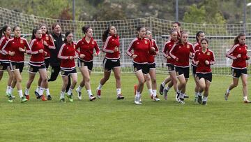 La Sub-17 de Toña Is, durante un calentamiento junto al preparador físico, Javier Velázquez.
