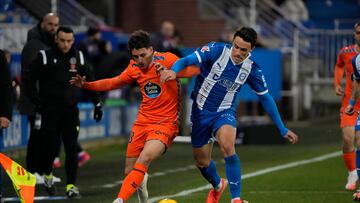 VITORIA , 27/01/2025.- El centrocampista del Alavés Ander Guevara (d) pelea un balón con Pablo Durán (i), del Celta, durante el partido de LaLiga que Deportivo Alavés y Celta de Vigo disputan este lunes en el estadio de Mendizorroza. EFE/ Adrián Ruiz Hierro
