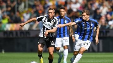 UDINE, ITALY - SEPTEMBER 18: Gerard Deulofeu of Udinese Calcio on the ball whilst under pressure from Nicolo Barella of FC Internazionale during the Serie A match between Udinese Calcio and FC Internazionale at Dacia Arena on September 18, 2022 in Udine, Italy. (Photo by Alessandro Sabattini/Getty Images)