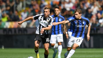 UDINE, ITALY - SEPTEMBER 18: Gerard Deulofeu of Udinese Calcio on the ball whilst under pressure from Nicolo Barella of FC Internazionale during the Serie A match between Udinese Calcio and FC Internazionale at Dacia Arena on September 18, 2022 in Udine, Italy. (Photo by Alessandro Sabattini/Getty Images)