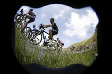 El pelotón durante la decimotercera etapa de la Vuelta Ciclista a España 2014, que ha transcurrido entre Belorado (Burgos) y el Parque de Cabárceno (Cantabria) con un recorrido de 188,7 kilómetros.