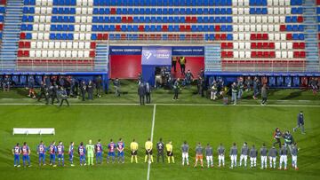 Formaciones de Eibar y Real Sociedad el pasado martes, en el partido aplazado, sin el habitual pasamanos y a puerta cerrada.