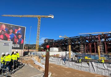 En el Spotify Camp Nou ya se pueden ver las obras de construccin de la tercera grada, que debe estar terminada a finales de mayo; de lo contrario, se producirn ms retrasos en la finalizacin de las obras.