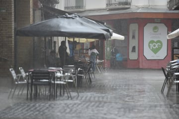 La DANA situada sobre el territorio español ha dejado importantes precipitaciones y tormentas, lo que ha provocado imágenes impactantes con sus consecuencias. Según el pronóstico de la Agencia Estatal de Meteorología (Aemet), que ha emitido un nuevo aviso especial por las lluvias y tormentas que se espera que continúen hasta el lunes. La Comunidad de Madrid y Toledo están bajo aviso rojo ante el riego de que se acumulen 120 litros por metro cuadrado en 12 horas.