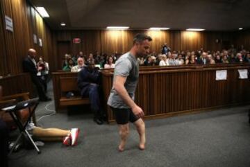 El atleta paralímpico sudafricano Oscar Pistorius se mostró sin prótesis durante en el tercer día de su audiencia para revisar su sentencia por el asesinato de su novia.